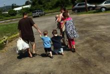 Une famille modeste quitte une distribution d'aide alimentaire, en 2012, à Oswego, dans l'Etat de New York
