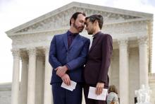 David Mullins et Charlie Craig, photographiés le 5 décembre 2017 devant la Cour suprême à Washington, ont mené un long combat en justice après s'être vu refuser par un pâtissier leur gâteau de mariage