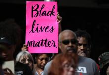 Le mouvement Black Lives Matter, slogan repris dans cette manifestation du 4 avril 2018 à Sacramento (Californie), dénonce la disproportion avec laquelle les Noirs sont tués par des policiers blancs a