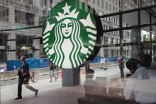 Starbucks annonce l'accélération des fermetures de cafés et promet de verser 10 milliards de dollars supplémentaires aux actionnaires