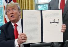 Le président américain Donald Trump signe le 20 juin 2018 un décret mettant fin à la séparation des familles de migrants, à la Maison Blanche à Washington