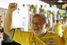 Lula, alors président du Brésil, fête un but de la sélection lors du Mondial, le 20 juin 2010 à Brasilia