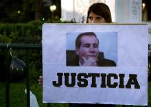 Une femme tient une pancarte "Justice" avec la photo du procureur argentin Alberto Nisman, assassiné chez lui, le 26 janvier 2015 lors d'une manifestation à Buenos Aires