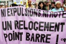 Manifestation place de la République à Paris, en faveur du droit au logement à la veille de la fin de la trêve hivernale des expulsions locatives, le 15 mars 2008