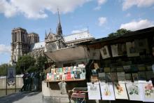 Bouquinistes devant Notre Dame de Paris