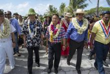 Wang Cheng (c), PDG de Tahiti Ocean Foods, accompagné par le président de la Polynésie française Edouard Fritch (d), inaugure le futur projet d'un centre aquacole géant à Hao, aux Tuamotu, le 6 mai 20