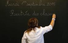 Une enseignante écrit au tableau le jour de la rentrée des classes le 1er septembre 2015 Pouilly-sur-Serre