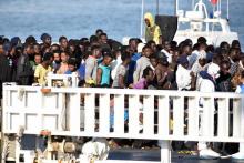 Des migrants, secourus en mer, attendent de débarquer dans le port de Catania, le 13 juin 2018 en Sicile