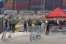 Des migrants débarquent de l'Aquarius dans le port de Valence, en Espagne, le 17 juin 2018