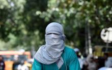 Un Indien se protège de la chaleur à New Delhi le 25 mai 2018