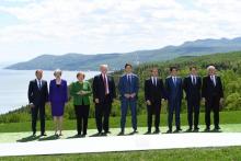 Photo de famille du G7 à La Malbaie. De gauche à droite: Donald Tusk, Theresa May, Angela Merkel, Donald Trump, Justin Trudeau, Emmanuel Macron, Shinzo Abe, Giuseppe Conte, Jean-Claude Juncker