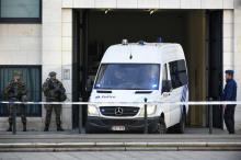 Un véhicule de police quitte le tribunal à Bruxelles lors de l'audition d'Ossama Krayem et de Mohammed Abrini, le 14 avril 2016