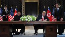Le président américain Donald Trump et le dirigeant nord-coréen Kim Jong-un signe un accord sur une dénucléarisation de la péninsule nord-coréenne le 12 juin 2018 à Singapour