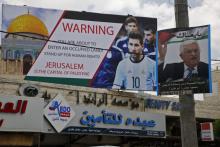 Affiche dénonçant l'occupation israélienne et le tenue d'un match amical entre Israël et l'Argentine à Jérusalem, le 5 juin 2018 à Hebron en Cisjordanie