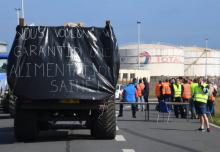 Des agriculteurs bloquent l'accès de la bioraffinerie Total de La Mède, le 10 juin 2018 à Châteauneuf-les-Martigues, dans les Bouches-du-Rhône