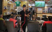 Des Irakiens attablés dans un café de Bagdad pendant la retransmission d'un match du Mondial en Russie le 23 juin 2018