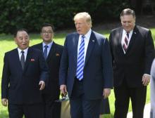 Le président américain Donald Trump (c), accompagné du secrétaire d'Etat Mike Pompeo (d) reçoit Kim Yong Chol, bras droit du leader nord-coréen Kim Jong Un, le 1er juin 2018 à la Maison Blanche, à Was
