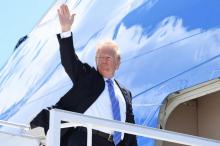 Le président américain Donald Trump embarque à destination de Singapour depuis la base aérienne de Bagotville au Canada, le 9 juin 2018