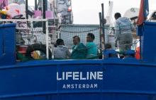 Photo fournie le 22 juin 2018 par l'ONG allemande Mission Lifeline montrant des migrants en mer à bord du navire Lifeline qui va chercher des migrants en Méditerranée