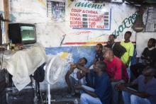 Des Haïtiens regardent samedi le match entre l'Argentine et l'Islande dans un petit salon de coiffure de Port-au-Prince
