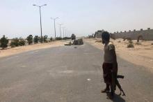 Un combattant des forces progouvernementales yéménites soutenues par une coalition emmenée par Ryad se tient sur une route dans le secteur de l'aéroport de Hodeida, dans l'ouest du Yémen, le 18 juin 2