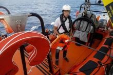 Le sauveteur roumain Dragos Nicolae, membre de SOS Méditerranée, pose à bord d'une des embarcations de sauvetage de l'Aquarius le 28 juin 2018 en mer au large de la Sardaigne. J'ai vu cette femme allo