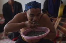 Un adepte du Debus, tradition alliant arts martiaux et sorcellerie, avale des clous, le 8 mai 2018 à Bandung, en Indonésie