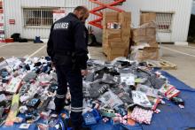 Un douanier examine des produits contrefaits saisis à Marseille, le 15 novembre 2016