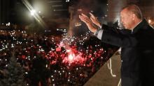 Le président Recep Tayyip Erdogan salue ses supporteurs du balcon du siège de l'AKP au soir de sa victoire le 24 juin 2018. AFP PHOTO / TURKISH PRESIDENTIAL PRESS SERVICE / KAYHAN OZER