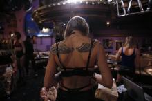 Des danseuses se préparent au club de strip-tease Golden Girls, dans le centre de Moscou, le 1er juin 2018