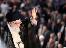 Photo obtenue auprès des services du guide suprême iranien montrant l'ayatollah Ali Khamenei saluant la foule lors de la cérémonie organisée pour le 29e anniversaire de la mort de l'ayatollah Khomeney