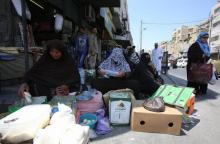 Des femmes vendent des produits laitiers faits maison dans le centre d'Amman le 4 juin 2018 après les protestations contre la vie chère