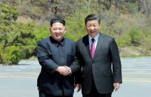 Le président américain Donald Trump (G), le 11 juin 2018 à Singapour, et le président nord-coréen Kim Jong Un (D), le 10 juin 2018 à Singapour.