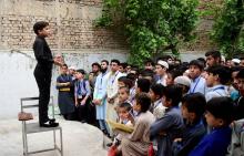 Hammad Safi, 11 ans, "coach en motivation", s'adresse aux élèves d'une école privée, l'University of spoken english, le 3 avril 2016 à Peshawar, au Pakistan