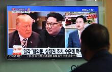 Des images du président américain Donald Trump (g) et du leader nord-coréen Kim Jong Un diffusées à la télévision, le 11 juin 2018 à Séoul, en Corée du Sud