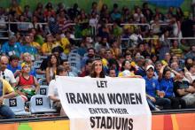 Une femme brandit une bannière où il est écrit "Laissez les femmes iraniennes entrer dans les stades", le 15 août 2016 à Rio de Janeiro lors des JO-2016