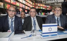 Le vice-président de la Fédération israélienne de footballRotem Kamer (g) et le président Ofer Eini (c), le 11 mai 2017 au Congrès de la Fifa à Manama (Bahreïn)