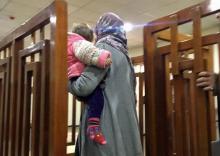 Photo prise le 19 février 2018 dans un tribunal de Bagdad, montrant la Française Mélina Boughedir portant son fils dans les bras
