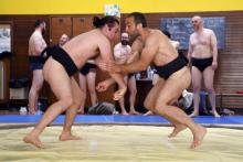 Des sumotori amateurs s'entraînent dans le seul club de sumo de France, à Paris, le 27 mai 2018