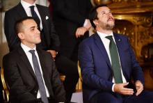 Le ministre de l'Intérieur italien et vice-Premier ministre Matteo Salvini (D) aux côtés de l'autre vice-Premier ministre Luigi Di Maio durant la cérémonie d'investiture du nouveau gouvernement à Rome