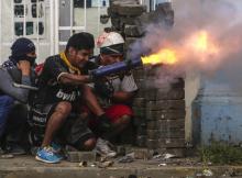 Un manifestant actionne un mortier artisanal au cours d'affrontements avec la police anti-émeutes à Masaya, à 35 km de Managua, le 9 juin 2018