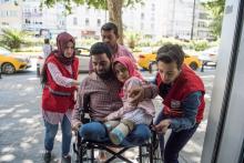 La petite Maya, huit ans, et son père Mohammad Merhi, des réfugiés syriens nés sans jambes en raison d'une malformation congénitale, arrivent dans une clinique d'Istanbul le 29 juin 2018.