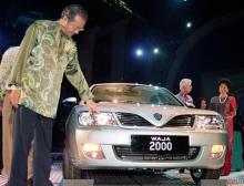 Photo prise le 8 mai 2000 du Premier ministre malaisien Mahathir Mohamad devant un modèle Waja de la voiture nationale Proton.