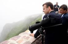 Le président français Emmanuel Macron, et le ministre de l'Environnement Nicolas Hulot le 20 juin 2018 au Cap Fréhel, en France