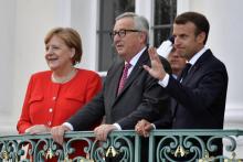 (g-d) La chancelière allemande Angela Merkel, le président de la Commission européenne Jean-Claude Juncker et le président français Emmmanuel Macron, le 19 juin 2018 au palais de Meseberg