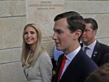 Jared Kushner (D), le conseiller et gendre de Donald Trump, accompagné de la fille du président américain, Ivanka Trump, le 14 mai lors de l'inauguration de l'ambassade américaine à Jérusalem