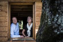 Philippe et Céline Bossane, les fondateurs d'Huttopia dans une de leurs cabanes en pin naturel à Saint-Genis-les Ollières, près de Lyon, le 25 juin 2018
