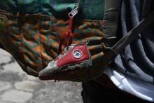 Une chaussure appartenant à sa petite fille dépasse du sac à dos de l'immigrant hondurien Ever Sierra, 28 ans, refoulé des Etats-Unis et arrivé à San Pedro Sula, à 200 km au nord de Tegucigalpa, le 22