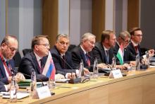 Le Premier ministre hongrois Viktor Orban (2ndL) et des dirigeants européens lors d'une réunion du groupe de Visegrad (Hongrie, Pologne, République tchèque et Slovaquie) au sommet européen de Bruxelle