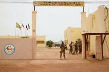 Un soldat malien devant le QG de la force conjointe du G5 Sahel à Sévaré, dans le centre du Mali, le 30 mai 2018